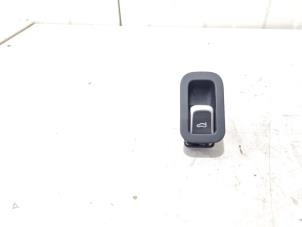 Gebruikte Schakelaar achterklep Audi A8 (D4) 3.0 V6 24V TFSI Quattro Prijs € 8,00 Margeregeling aangeboden door GEJO Revisie & Onderdelen BV