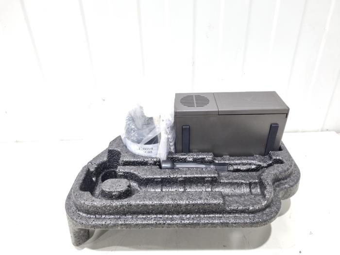 Reparatieset banden van een Audi A8 (D4) 3.0 V6 24V TFSI Quattro 2016