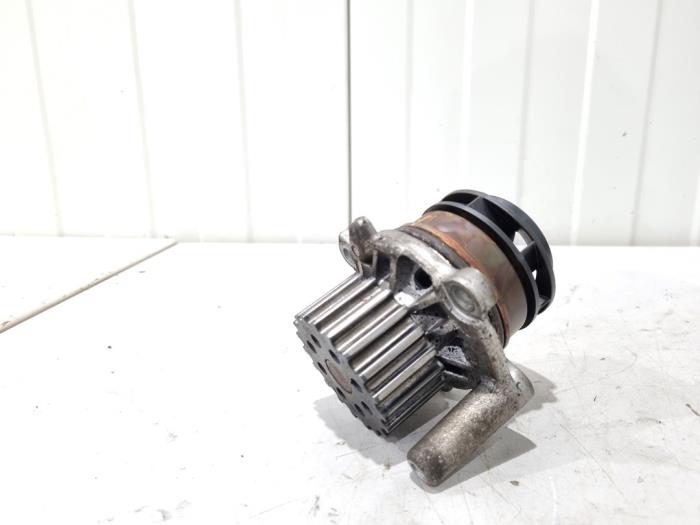 Gebruikte Waterpomp Audi A1 Sportback (8XA/8XF) 1.6 TDI 16V Prijs € 26,00 Margeregeling aangeboden door GEJO Revisie & Onderdelen BV