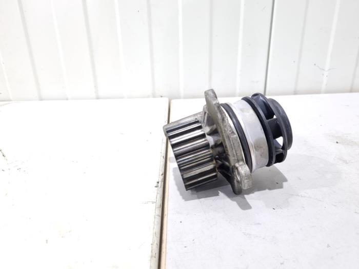 Gebruikte Waterpomp Audi A1 Sportback (8XA/8XF) 1.6 TDI 16V Prijs € 26,00 Margeregeling aangeboden door GEJO Revisie & Onderdelen BV