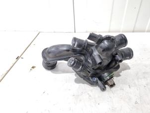 Gebruikte Thermostaathuis Peugeot RCZ (4J) 1.6 16V THP Prijs € 15,00 Margeregeling aangeboden door GEJO Revisie & Onderdelen BV