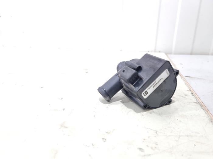 Watercirculatiepomp van een Audi A8 (D4) 3.0 V6 24V TFSI Quattro 2016
