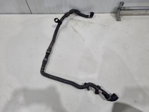 Gebruikte Koelwaterslang BMW 1 serie (F21) 118i 1.5 TwinPower 12V Prijs € 19,99 Margeregeling aangeboden door GEJO Revisie & Onderdelen BV