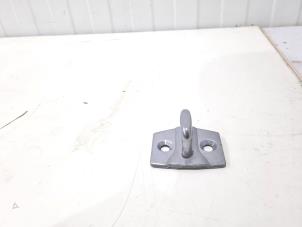 Gebruikte Deurvanger 2Deurs rechts BMW 1 serie (F21) 118i 1.5 TwinPower 12V Prijs € 5,00 Margeregeling aangeboden door GEJO Revisie & Onderdelen BV