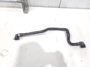 Gebruikte Koelwaterslang BMW 1 serie (F21) 118i 1.5 TwinPower 12V Prijs € 24,00 Margeregeling aangeboden door GEJO Revisie & Onderdelen BV