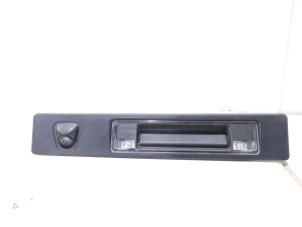 Gebruikte Handgreep Achterklep Volvo XC60 II (UZ) 2.0 T6 16V Recharge, Twin Engine AWD Prijs € 200,00 Margeregeling aangeboden door GEJO Revisie & Onderdelen BV