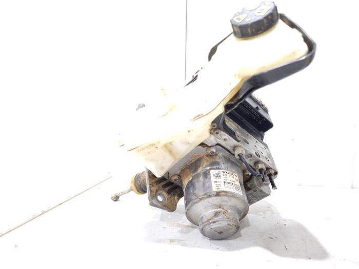 Rembekrachtiger van een Volvo S90 II 2.0 T8 Twin Engine 16V AWD 2020