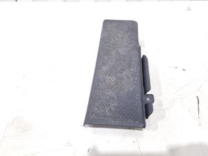 Gebruikte Voetsteun Volkswagen Golf VI (5K1) 1.4 TSI 122 16V Prijs € 9,00 Margeregeling aangeboden door GEJO Revisie & Onderdelen BV