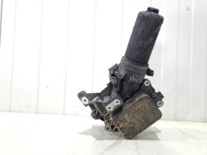 Gebruikte Oliefilterhuis Mercedes C (W206) C-300 2.0 EQ Boost Turbo Prijs € 150,00 Margeregeling aangeboden door GEJO Revisie & Onderdelen BV