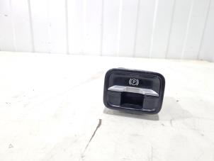 Gebruikte Handrem schakelaar Mercedes C (W206) C-300 2.0 EQ Boost Turbo Prijs € 14,00 Margeregeling aangeboden door GEJO Revisie & Onderdelen BV