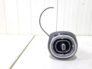 Gebruikte Luchtrooster Dashboard Mercedes C (W206) C-300 2.0 EQ Boost Turbo Prijs € 25,00 Margeregeling aangeboden door GEJO Revisie & Onderdelen BV