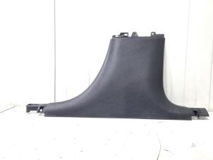 Gebruikte Middenstijl rechts Mercedes C (W206) C-300 2.0 EQ Boost Turbo Prijs € 35,00 Margeregeling aangeboden door GEJO Revisie & Onderdelen BV