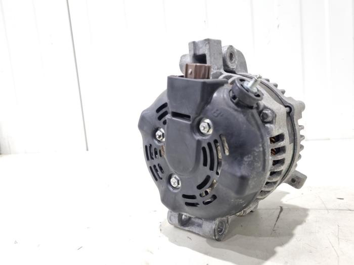 Dynamo van een Toyota Avensis Wagon (T27) 2.0 16V D-4D-F 2012