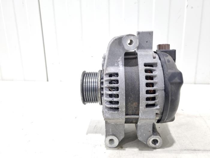 Dynamo van een Toyota Avensis Wagon (T27) 2.0 16V D-4D-F 2012