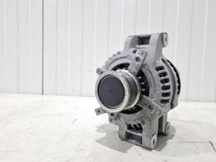 Dynamo van een Toyota Avensis Wagon (T27) 2.0 16V D-4D-F 2012