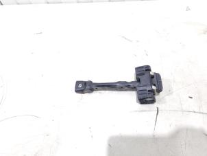 Gebruikte Deurvanger 2Deurs rechts Mini Mini (R56) 1.6 16V Cooper Prijs € 16,00 Margeregeling aangeboden door GEJO Revisie & Onderdelen BV