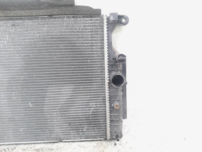 Radiateur van een Toyota Avensis Wagon (T27) 2.0 16V D-4D-F 2012