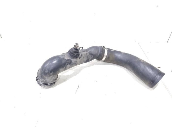 Gebruikte Intercooler Buis Toyota Avensis Wagon (T27) 2.0 16V D-4D-F Prijs € 29,00 Margeregeling aangeboden door GEJO Revisie & Onderdelen BV