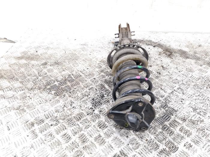 Schokdemper rechts-voor van een Mercedes-Benz Vito (447.6) 1.6 111 CDI 16V 2015