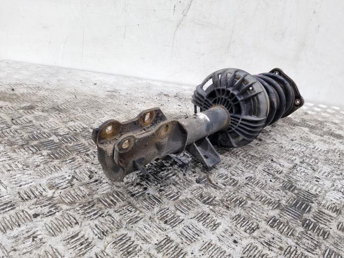 Schokdemper rechts-voor van een Mercedes-Benz Vito (447.6) 1.6 111 CDI 16V 2015