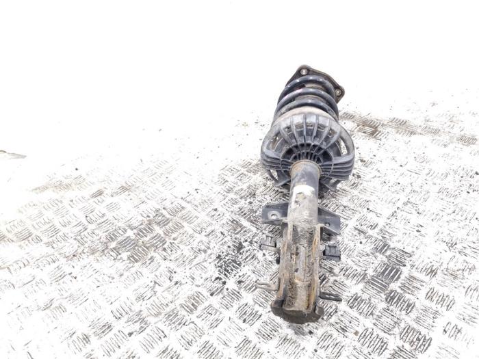 Schokdemper rechts-voor van een Mercedes-Benz Vito (447.6) 1.6 111 CDI 16V 2015