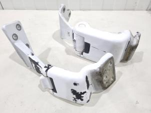 Gebruikte Achterklep Scharnier Mercedes Vito (447.6) 1.6 111 CDI 16V Prijs € 36,00 Margeregeling aangeboden door GEJO Revisie & Onderdelen BV