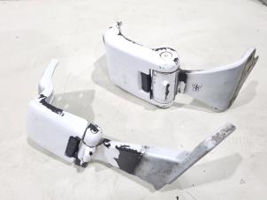 Gebruikte Achterklep Scharnier Mercedes Vito (447.6) 1.6 111 CDI 16V Prijs € 65,00 Margeregeling aangeboden door GEJO Revisie & Onderdelen BV