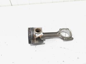 Gebruikte Drijfstang Audi Q3 (8UB/8UG) 2.0 TDI 16V 150 Quattro Prijs € 34,00 Margeregeling aangeboden door GEJO Revisie & Onderdelen BV