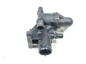 Gebruikte Thermostaathuis Mercedes Vito (447.6) 1.6 111 CDI 16V Prijs € 30,00 Margeregeling aangeboden door GEJO Revisie & Onderdelen BV