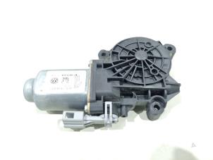 Gebruikte Motor electrisch raam Volkswagen Up! (121) 1.0 12V 60 Prijs € 7,00 Margeregeling aangeboden door GEJO Revisie & Onderdelen BV
