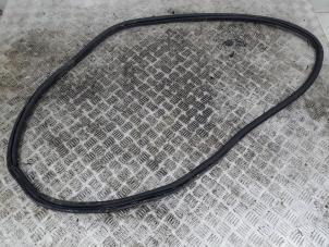 Gebruikte Deurrubber 4Deurs links-achter Volkswagen Golf VIII (CD1) 1.0 eTSI 12V Prijs € 14,00 Margeregeling aangeboden door GEJO Revisie & Onderdelen BV