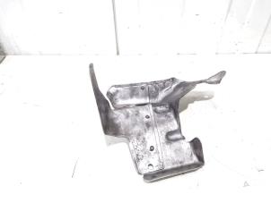 Gebruikte Hitteschild uitlaat Jaguar F-Pace 2.0 D 180 16V AWD Prijs € 25,00 Margeregeling aangeboden door GEJO Revisie & Onderdelen BV