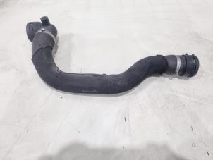 Gebruikte Koelwaterslang Jaguar F-Pace 2.0 D 180 16V AWD Prijs € 18,00 Margeregeling aangeboden door GEJO Revisie & Onderdelen BV