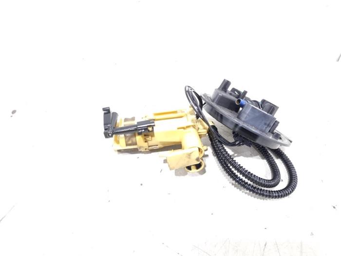 Gebruikte Tank element Pomp Mercedes C (W205) C-180 1.6 CDI BlueTEC, C-180 d 16V Prijs € 19,00 Margeregeling aangeboden door GEJO Revisie & Onderdelen BV