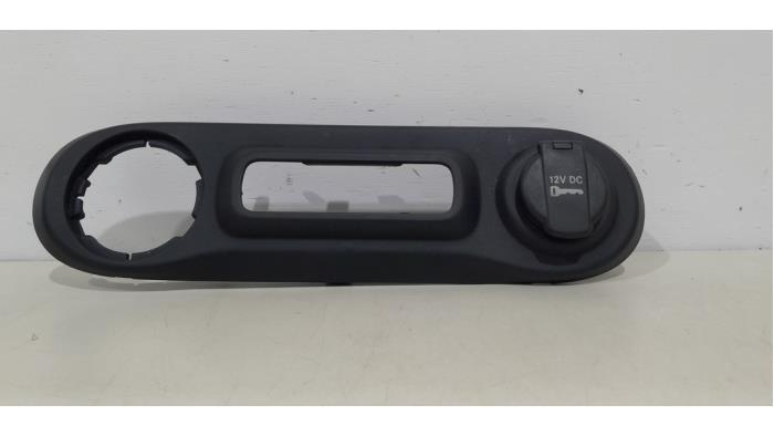 Gebruikte 12 Volt aansluiting Fiat 500L (199) 1.4 16V Prijs € 40,00 Margeregeling aangeboden door GEJO Revisie & Onderdelen BV