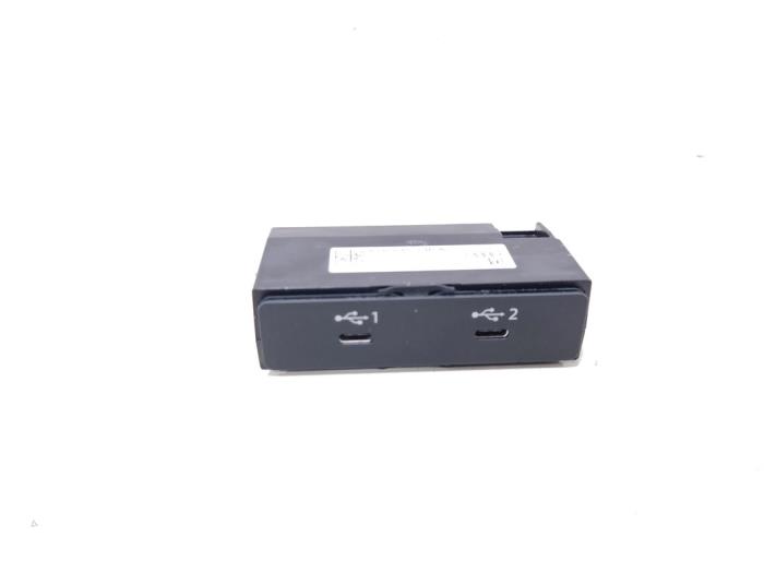 Gebruikte AUX/USB aansluiting Audi A1 Sportback (GBA) 1.0 25 TFSI 12V Prijs € 29,00 Margeregeling aangeboden door GEJO Revisie & Onderdelen BV