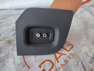 Gebruikte AUX/USB aansluiting Renault Master III (FV) 2.3 dCi 100 16V FWD Prijs € 15,00 Margeregeling aangeboden door DagParts