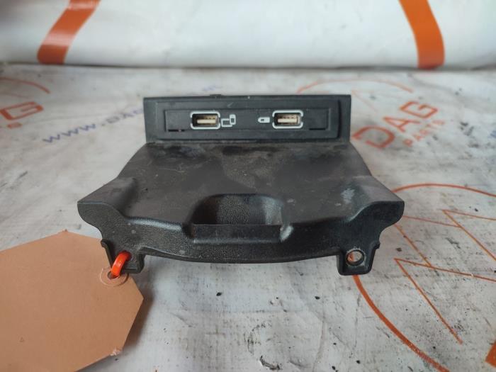 Gebruikte USB module Mercedes ML II (164/4JG) 3.0 ML-320 CDI 4-Matic V6 24V Prijs € 45,00 Margeregeling aangeboden door Dag Parts