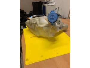 Gebruikte Ruitensproeiertank voor Renault Megane III Berline (BZ) 1.4 16V TCe 130 Prijs € 25,00 Margeregeling aangeboden door DagParts