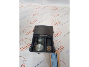 Gebruikte Bekerhouder Landrover Range Rover Evoque (LVJ/LVS) 2.2 SD4 16V 5-drs. Prijs € 40,00 Margeregeling aangeboden door DagParts