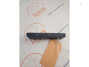 Gebruikte PDC Schakelaar Volkswagen Touran (5T1) 1.6 TDI SCR BlueMotion Technology Prijs € 20,00 Margeregeling aangeboden door DagParts