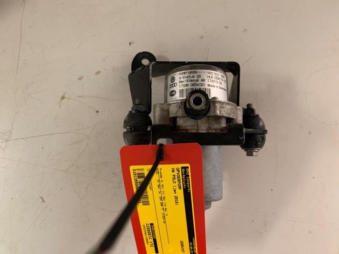Usados Opvoerpomp Volkswagen Polo VI (AW1) 1.0 TSI 12V Precio € 14,94 Norma de margen ofrecido por DVZ Carparts