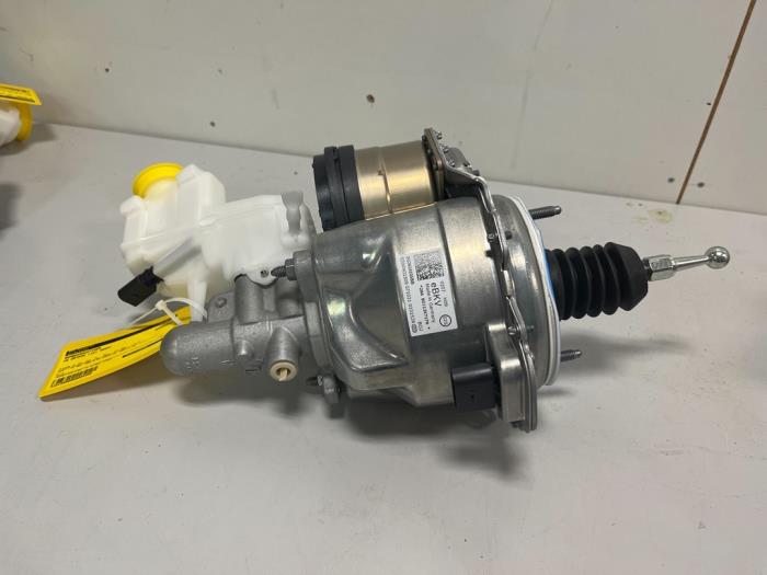 Gebruikte Rembekrachtiger Volkswagen Arteon (3HAB) 2.0 TSI 16V 4Motion Prijs € 599,99 Inclusief btw aangeboden door DVZ Carparts