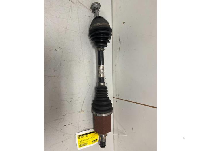 Aandrijfas links-voor van een BMW 1 serie (E88) 118i 16V 2012