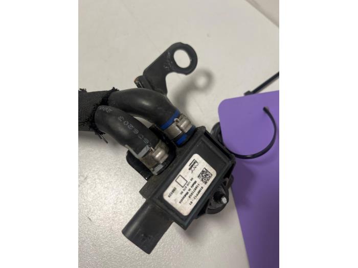 Brandstofdruk sensor van een Opel Corsa F (UB/UH/UP) 1.2 Turbo 12V 100 2020