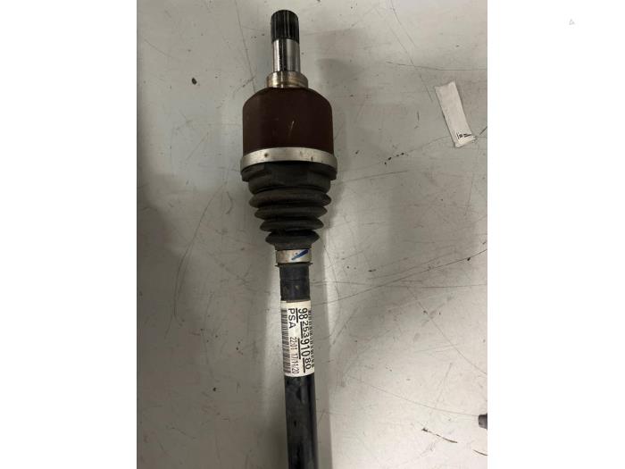 Gebruikte Aandrijfas links-voor Opel Corsa F (UB/UH/UP) 1.2 Turbo 12V 100 Prijs € 54,99 Inclusief btw aangeboden door DVZ Carparts