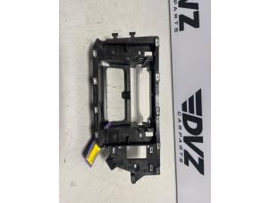 Gebruikte Radio omlijsting Volkswagen Polo VI (AW1) 1.0 TSI 12V Prijs € 25,00 Margeregeling aangeboden door DVZ Carparts