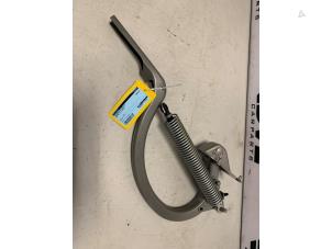 Gebruikte Scharnier Achterklep BMW 5 serie (F10) Prijs € 49,99 Margeregeling aangeboden door DVZ Carparts