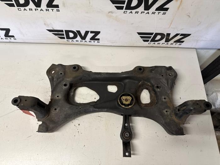 Subframe van een Volkswagen Golf VII (AUA) 1.5 TSI Evo BMT 16V 2017