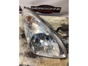 Gebruikte Koplamp rechts Nissan Pixo (D31S) 1.0 12V Prijs € 90,75 Inclusief btw aangeboden door Autoafbraak Meiresonne